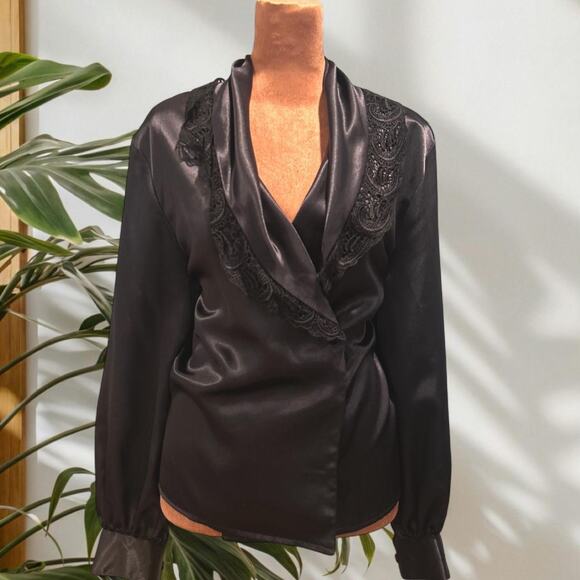 Stunning 80s vintage black satin and lace blouse - Picture 2 of 8
